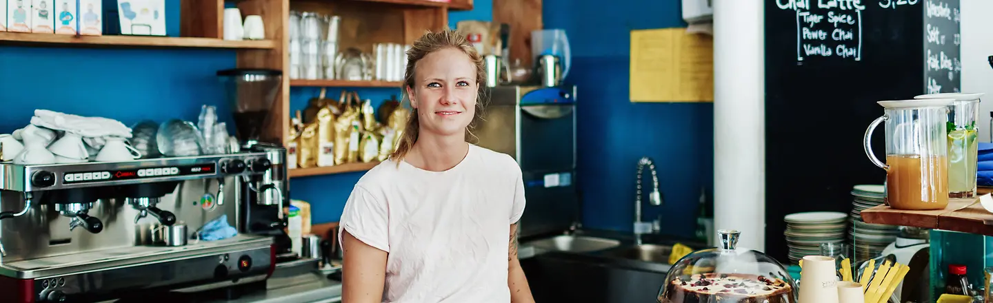 Eine junge Frau arbeitet in einem Cafe