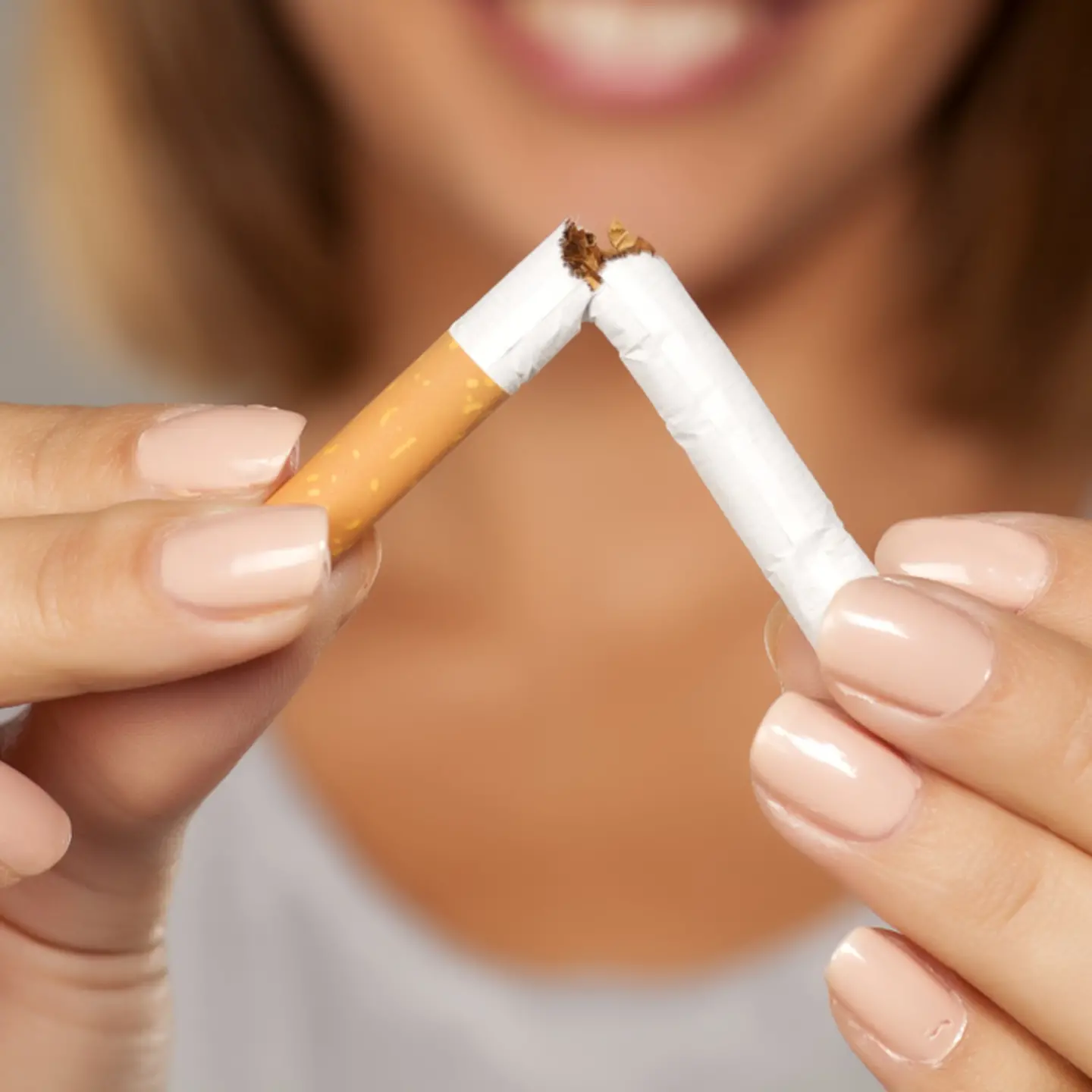 Frau zerbricht Zigarette