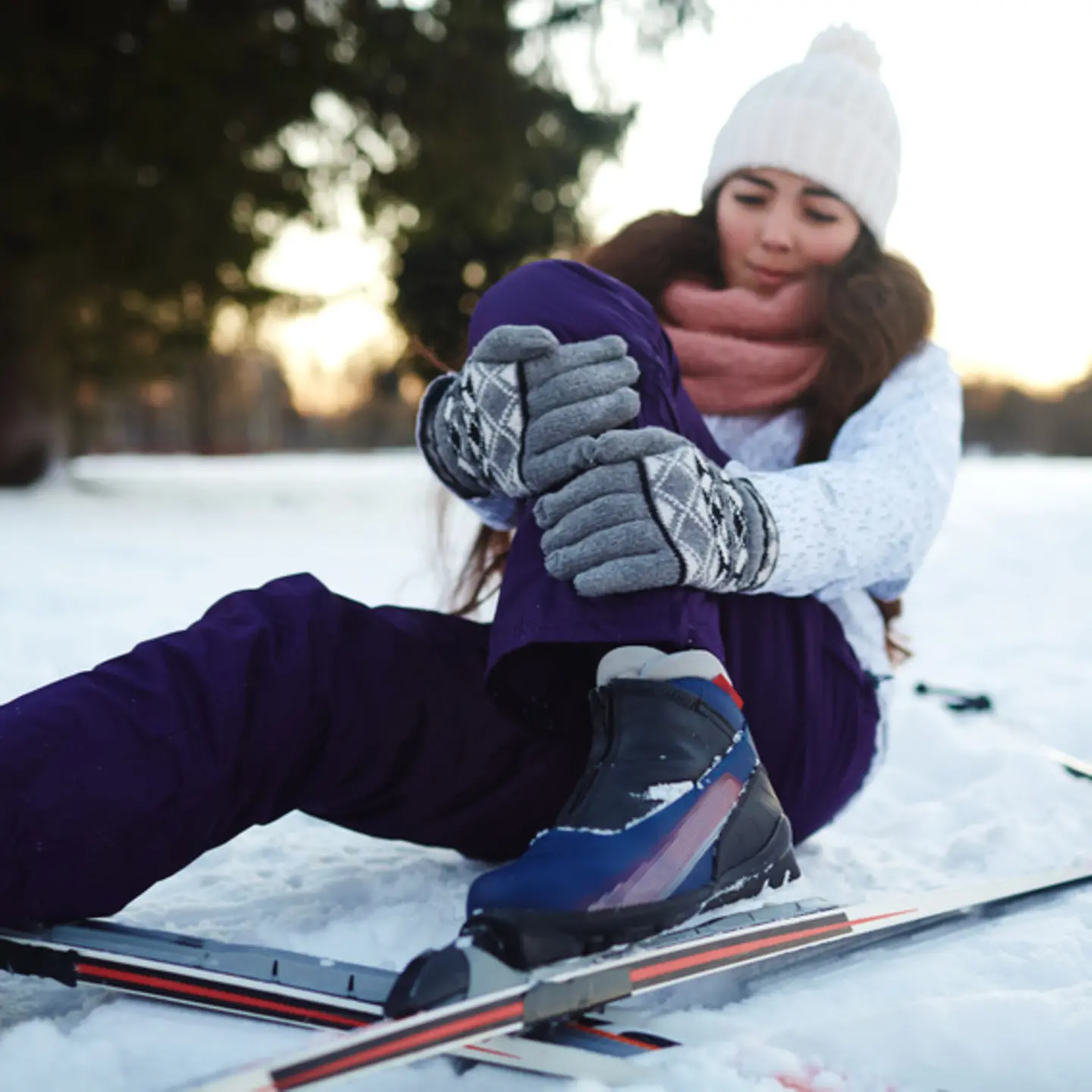 Gestürzte Skiläuferin im Schnee