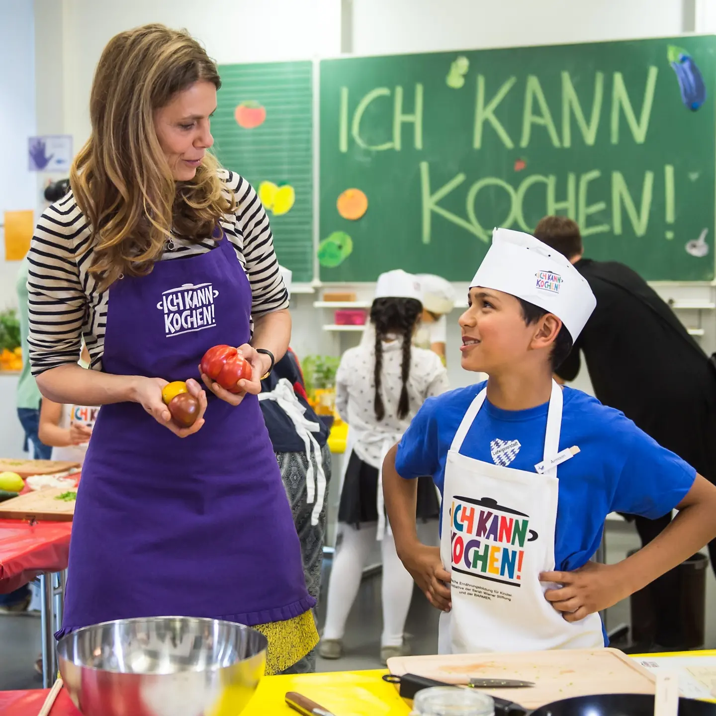 Sarah Wiener mit jungem Koch