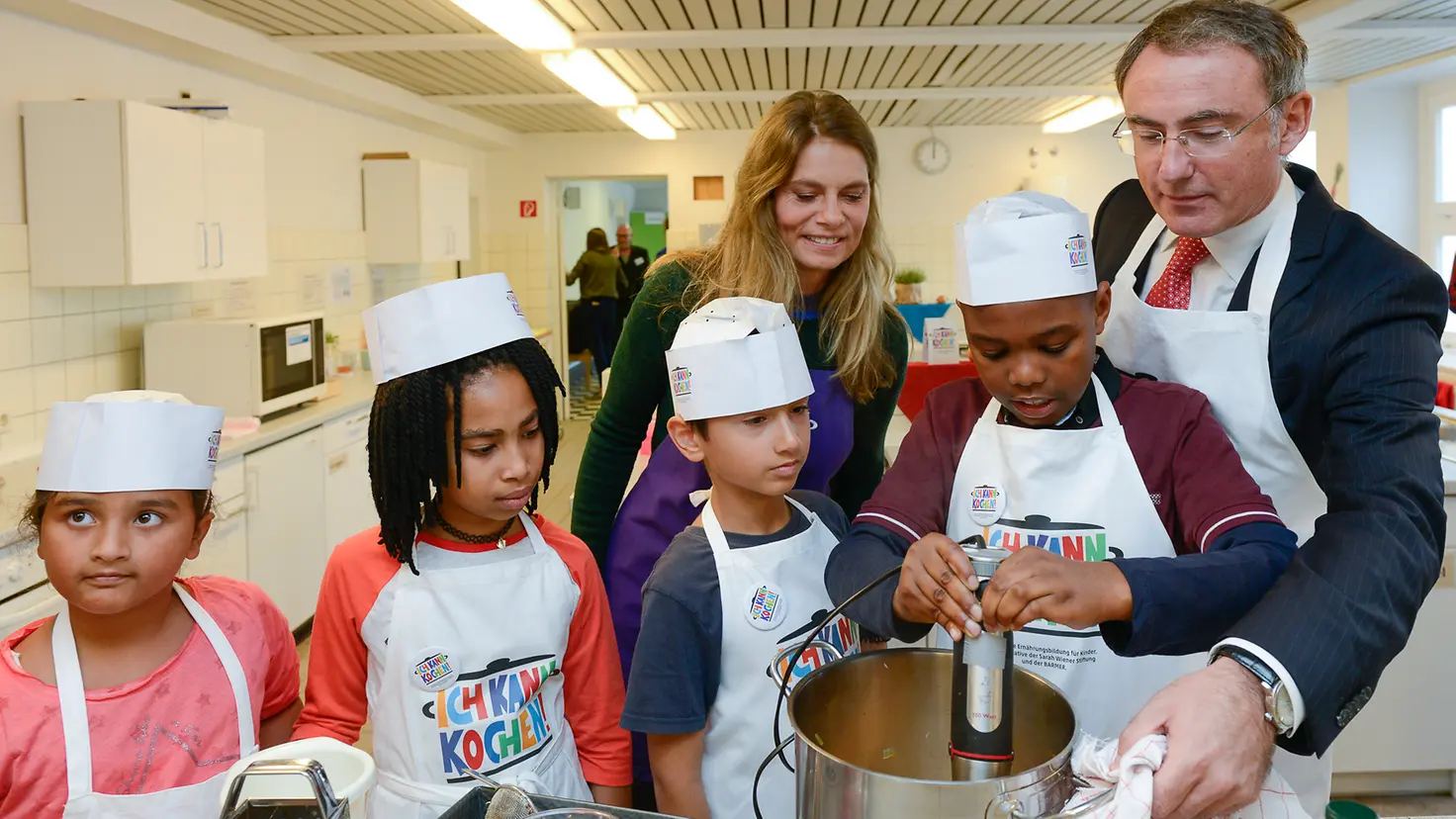 Sarah Wiener und Prof. Dr. Christoph Straub kochen mit den Kindern