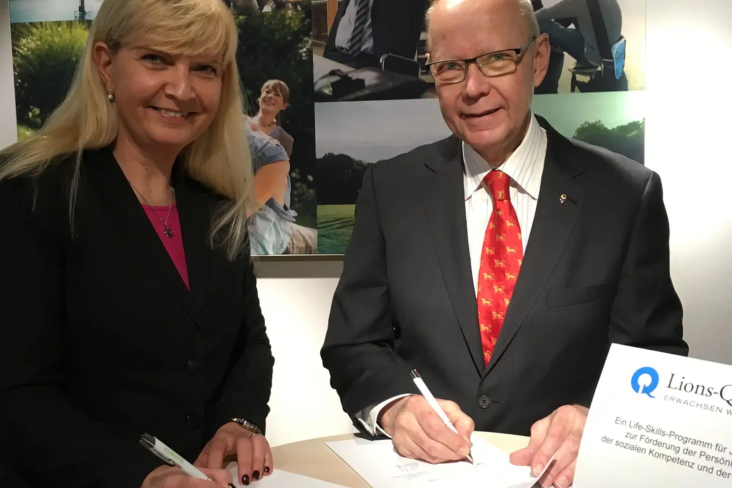 Dr. Claudia Wöhler und Christoph Bollbrügge bei der Vertragsunterzeichnung Lions-Quest