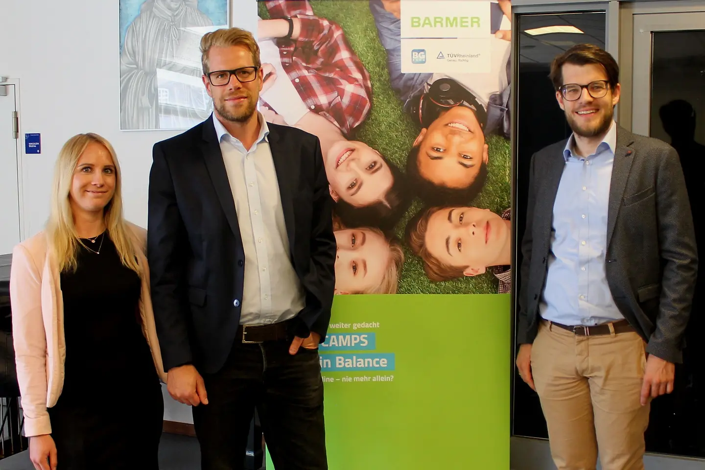 v.l.n.r.: Lara Mergardt (BG3000), Sven Kortegast (Barmer) und Johannes Wulf (Schulleiter)