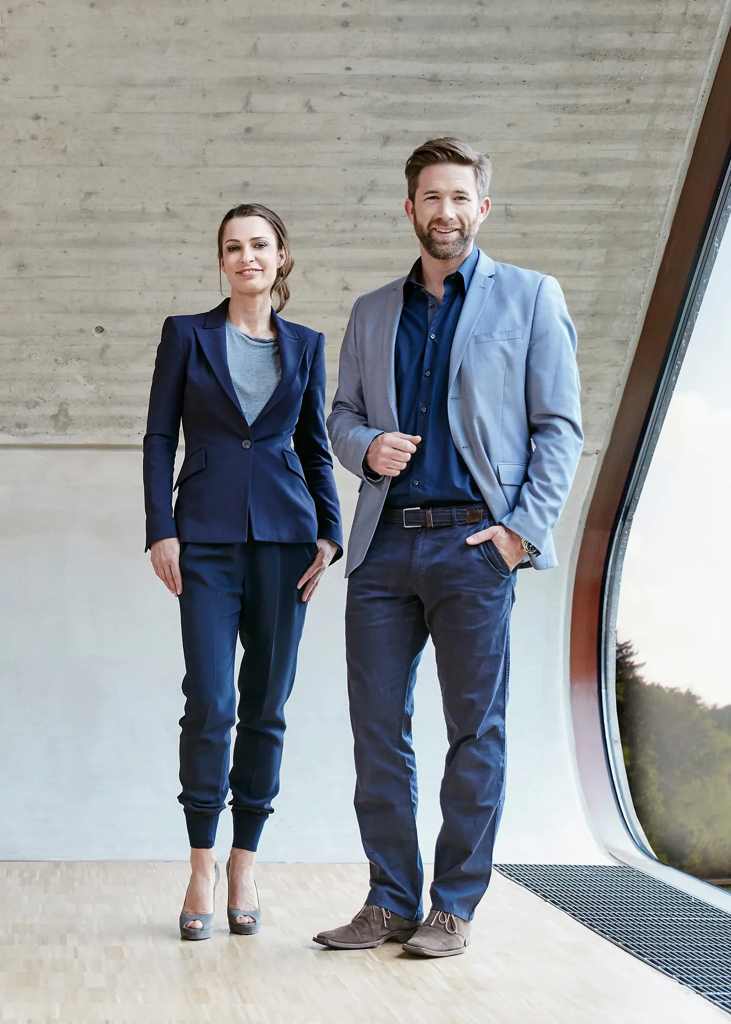 Eine Frau und ein Mann in Businesskleidung