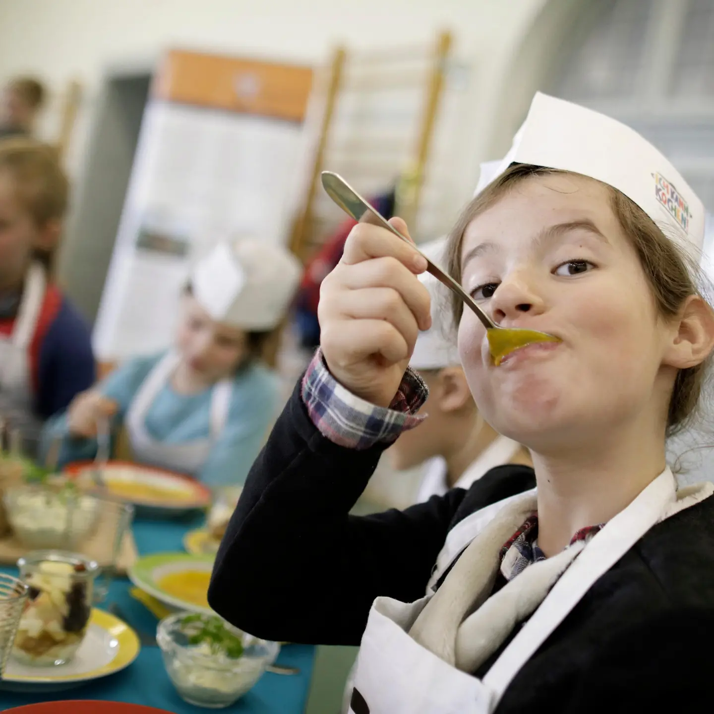 Mädchen beim Kochen