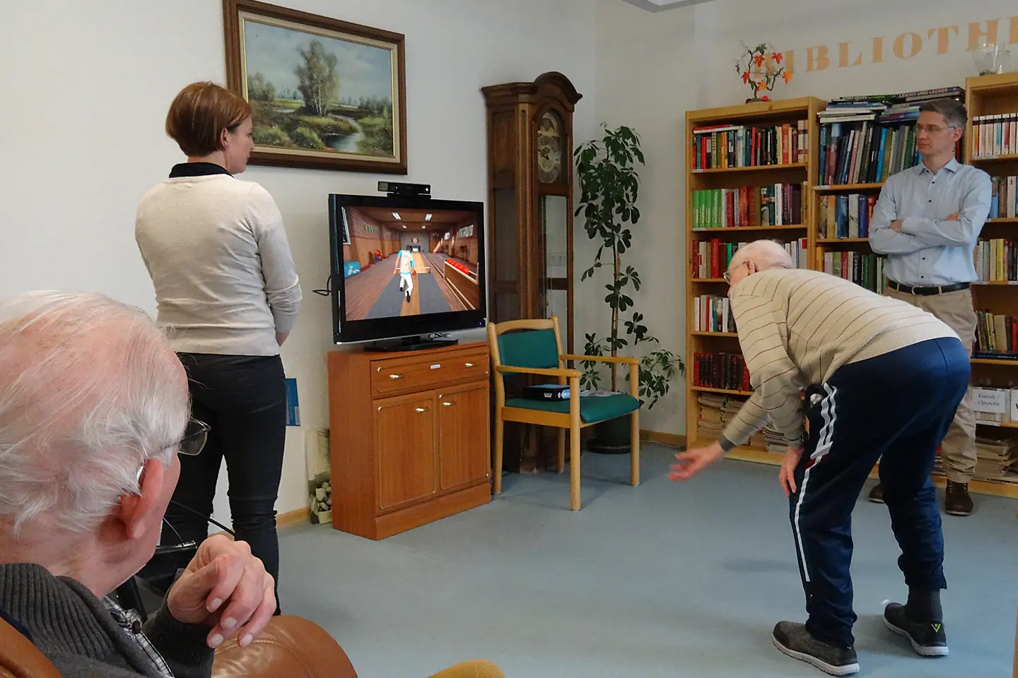 Senioren beim Spiel am Bildschirm