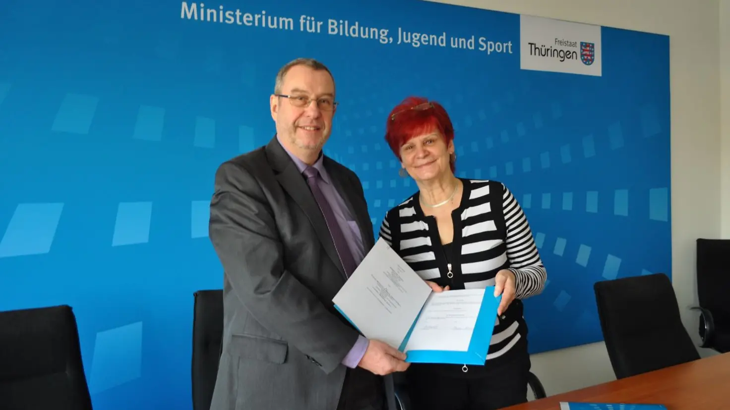 Bildungsministerin Birgit Klaubert und Landesgeschäftsführer Hermann Schmitt bei der Unterzeichnung.