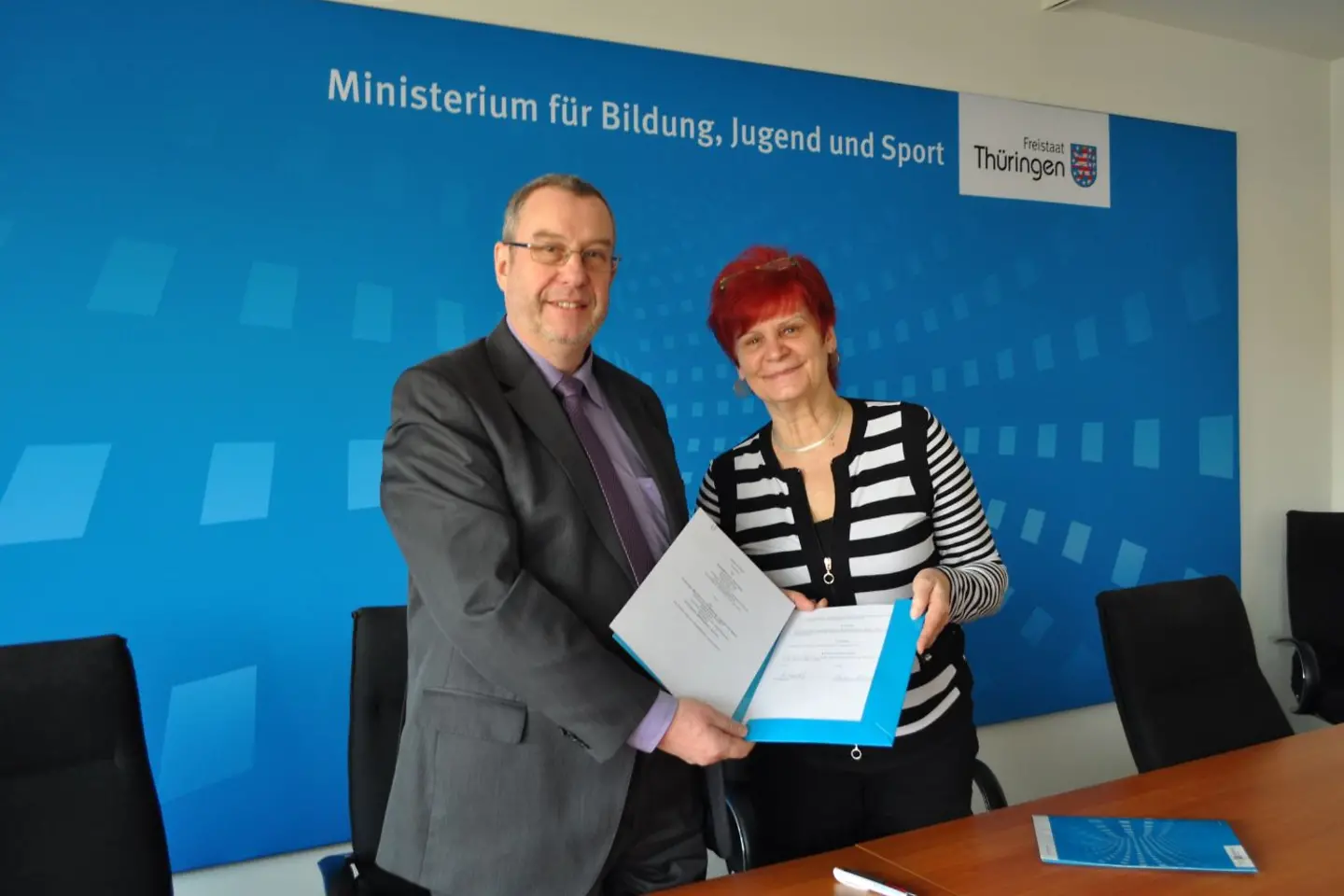 Bildungsministerin Birgit Klaubert und Landesgeschäftsführer Hermann Schmitt bei der Unterzeichnung.