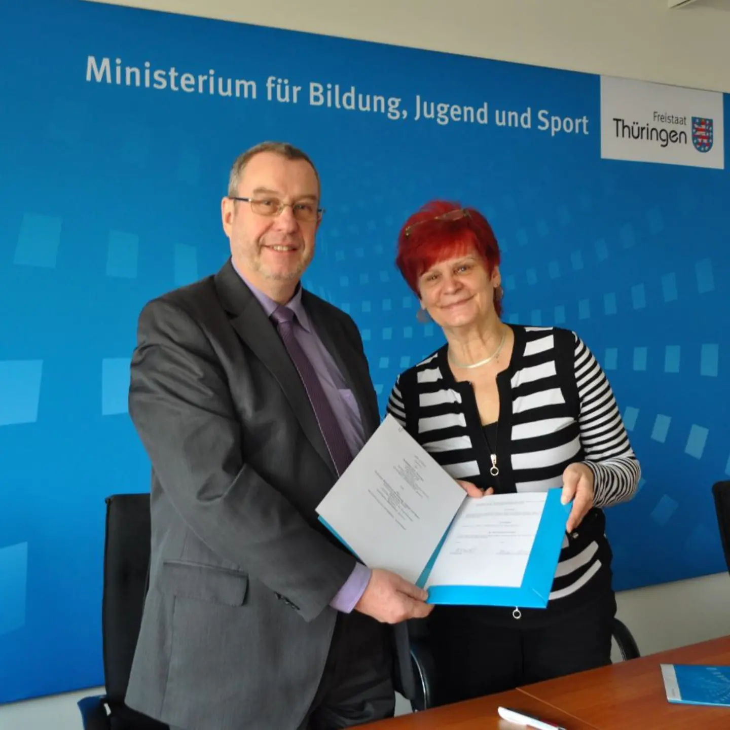 Bildungsministerin Birgit Klaubert und Landesgeschäftsführer Hermann Schmitt bei der Unterzeichnung.