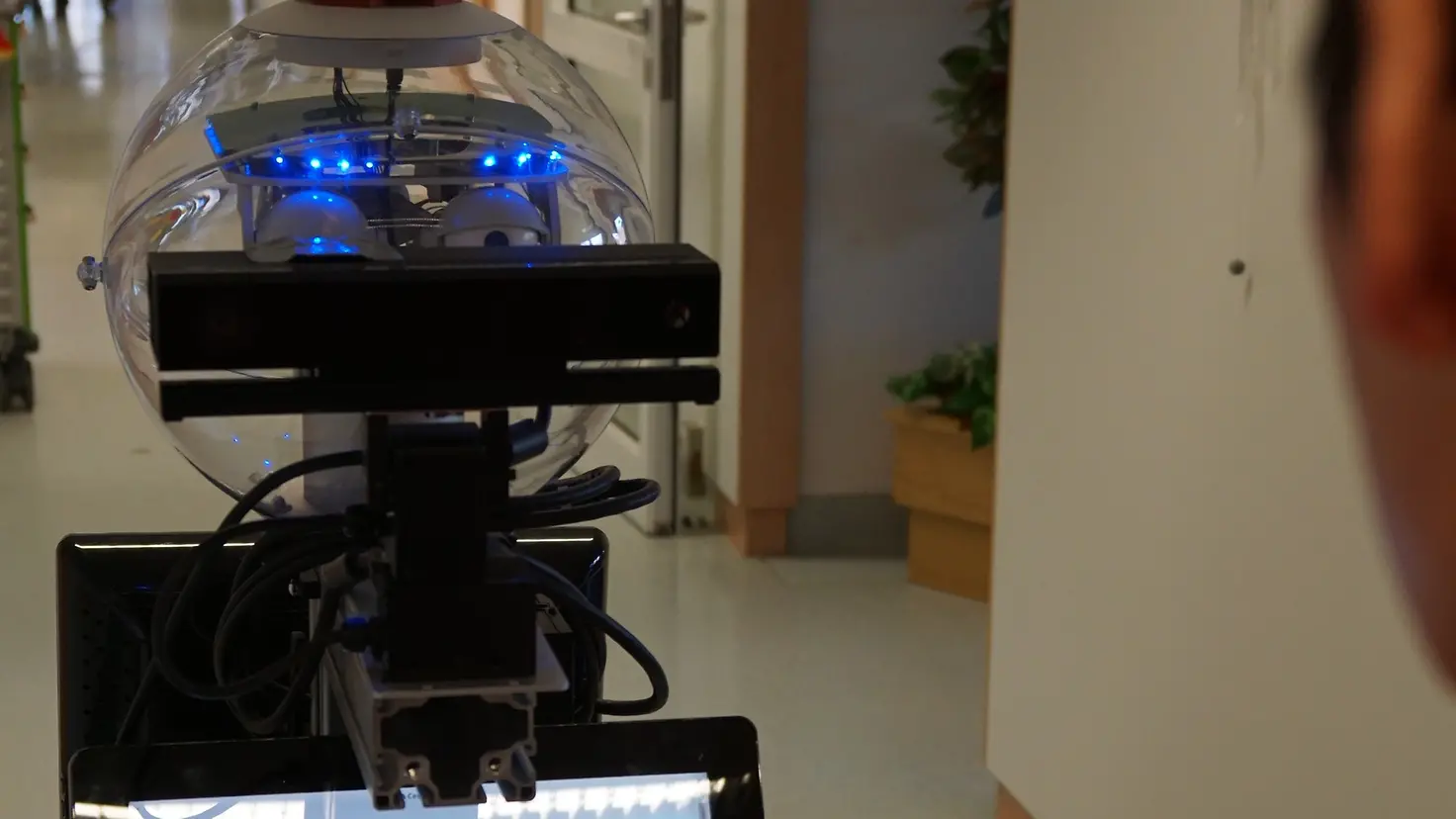 Reha-Roboter Roger assistiert einer Patientin beim Gangtraining