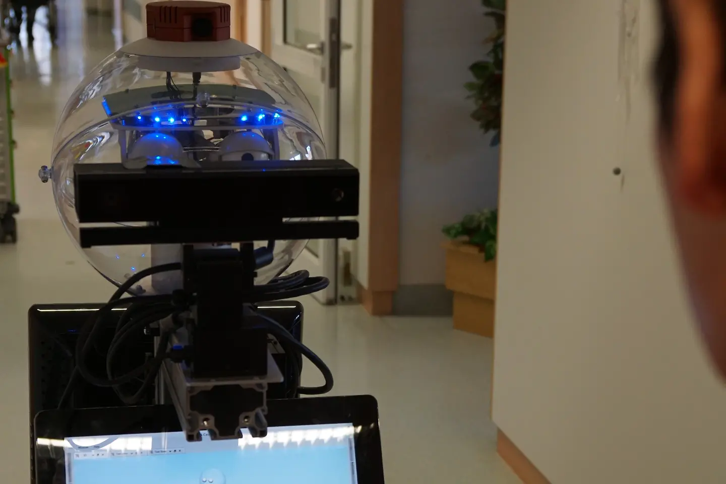 Reha-Roboter Roger assistiert einer Patientin beim Gangtraining