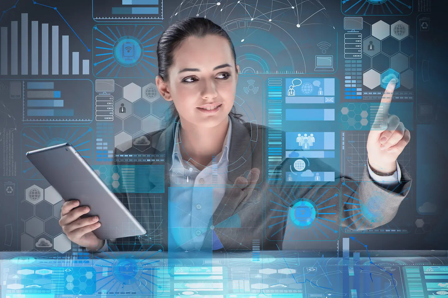 Eine Frau arbeitet auf einem Hologramm-Bildschirm mit den dargestellten Daten.