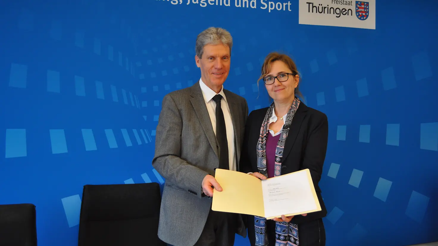 Bildungsminister Helmut Holter und Susanne Becker von der Landesvertretung der BARMER unterzeichnen die Kooperation.