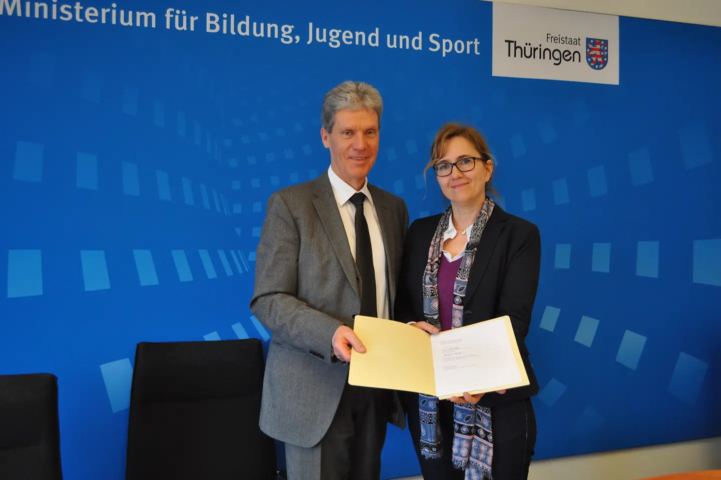 Bildungsminister Helmut Holter und Susanne Becker von der Landesvertretung der BARMER unterzeichnen die Kooperation.