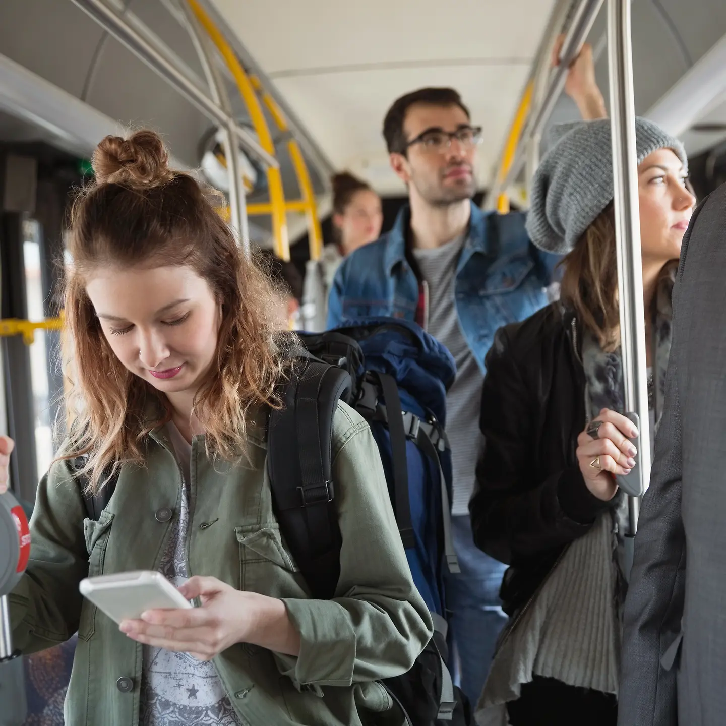 Menschen im Bus stehen eng nebeneinander
