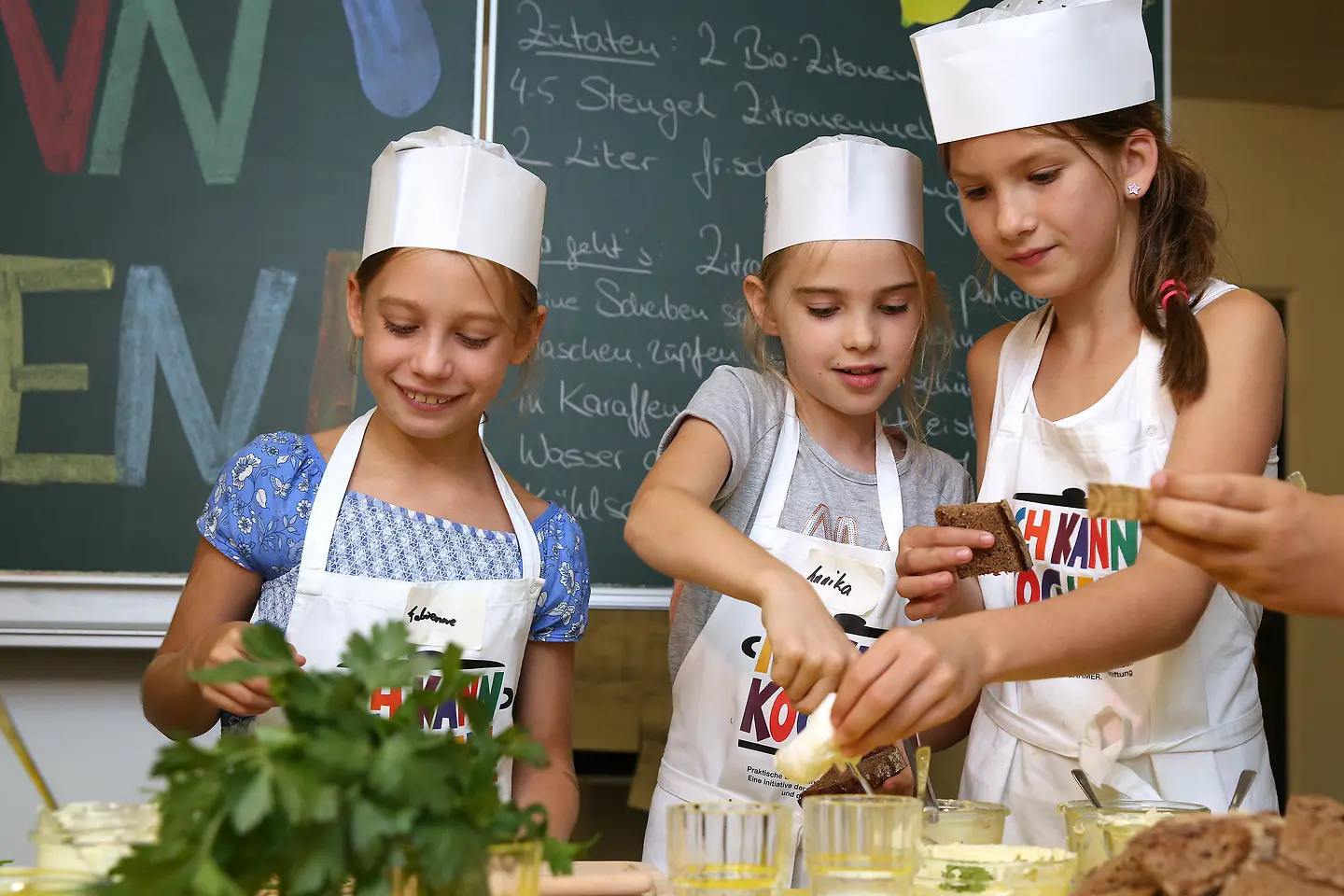 Schülerinnen belegen Brote