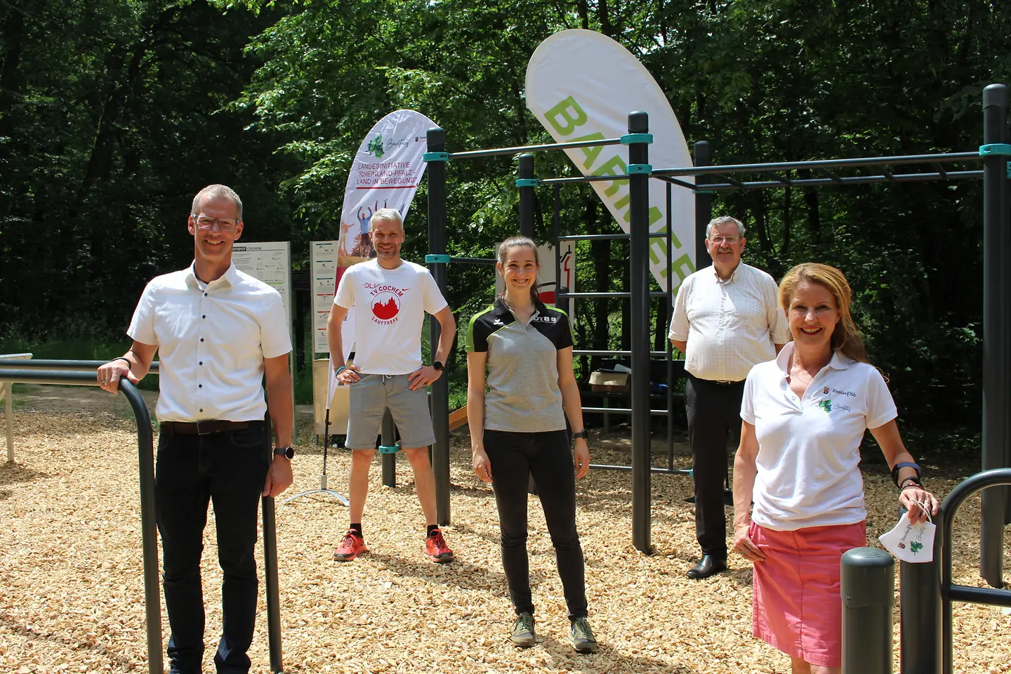 Vertreter von BARMER, DTB, TV Cochem sowie Heike Raab und Walter Schmitz stehen vor Fitness-Hotspot.