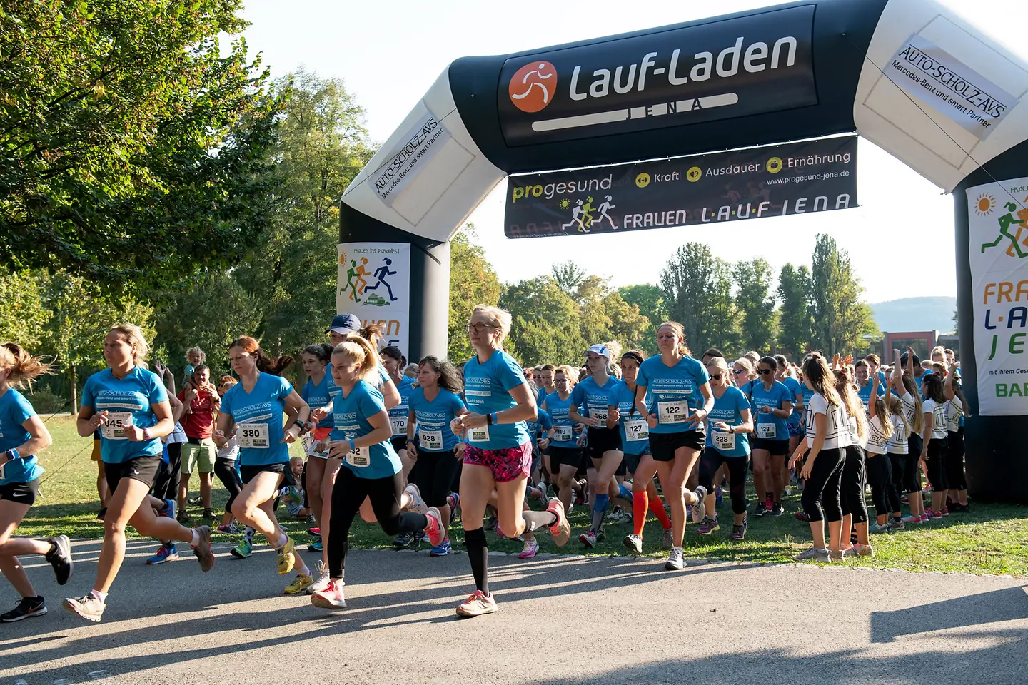 Szene mit den Läuferinnen beim Frauenlauf im Jenaer Paradies