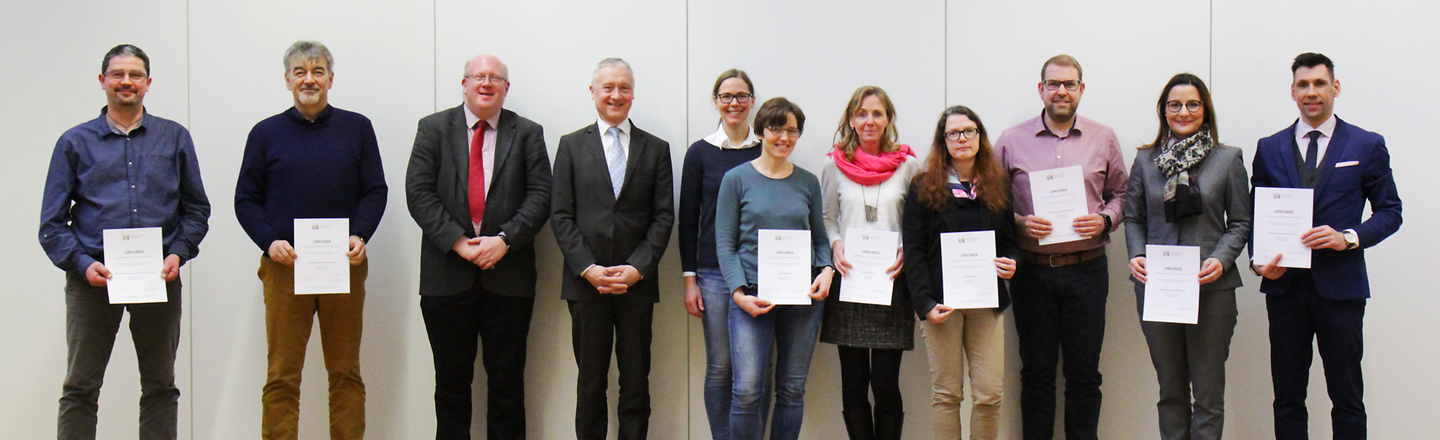 das Bild zeigt die Verleihung der Teilnahmezertifikate am Projekt "Gesund Arbeiten in Thüringen" bei der IHK in Suhl.