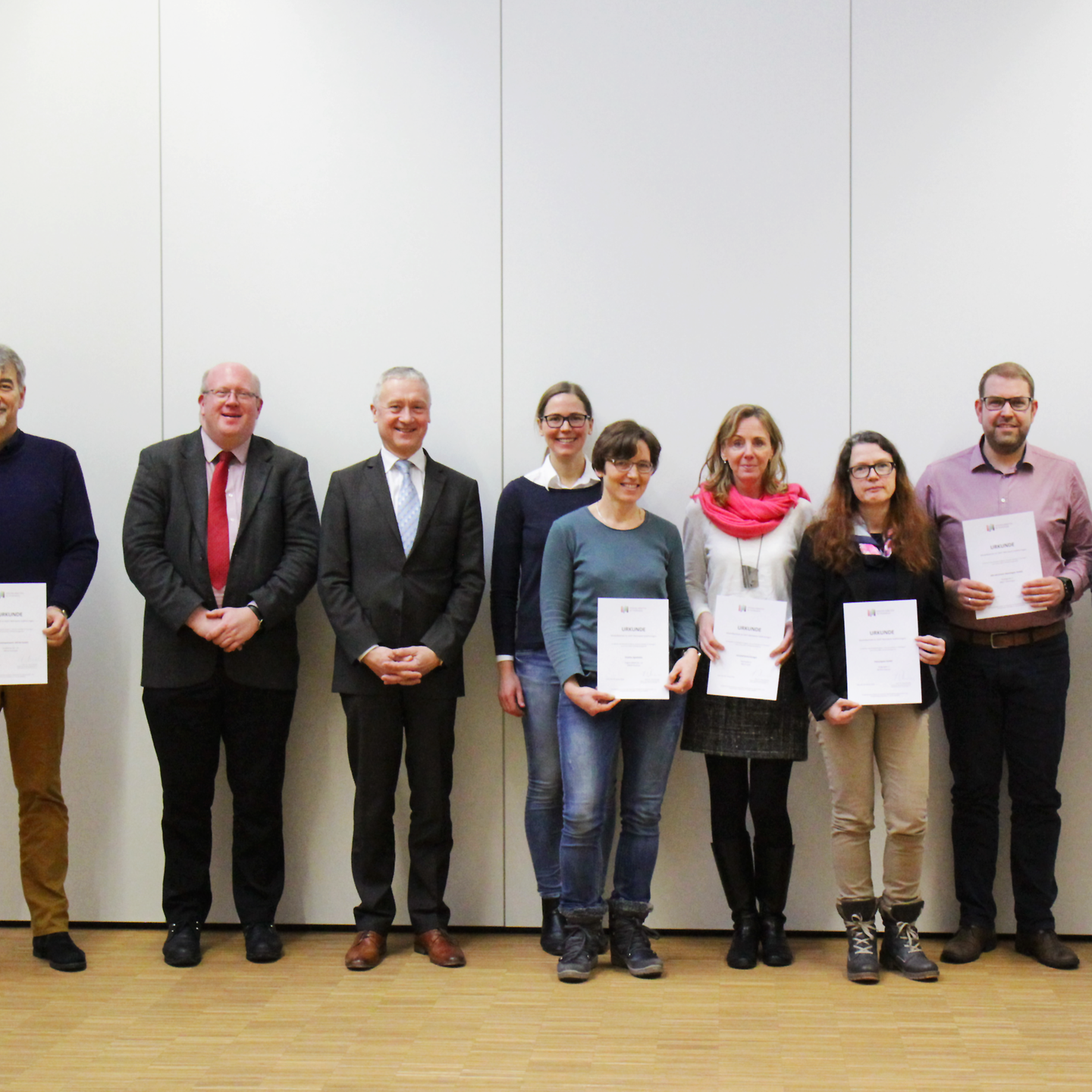das Bild zeigt die Verleihung der Teilnahmezertifikate am Projekt "Gesund Arbeiten in Thüringen" bei der IHK in Suhl.