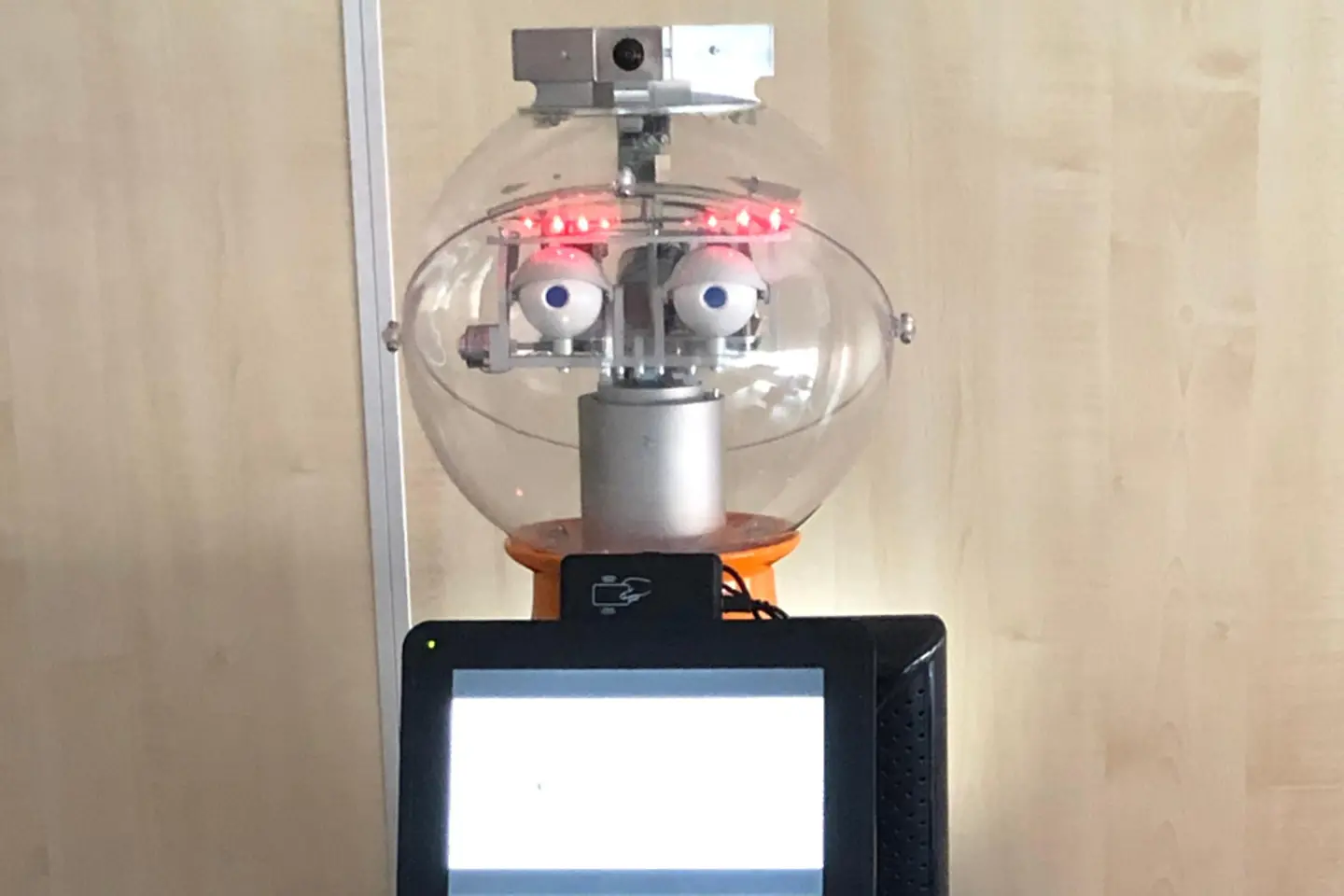 Ein Roboter soll Patientinnen und Patienten dabei helfen, selbstständig das Laufen an Stützen zu üben.