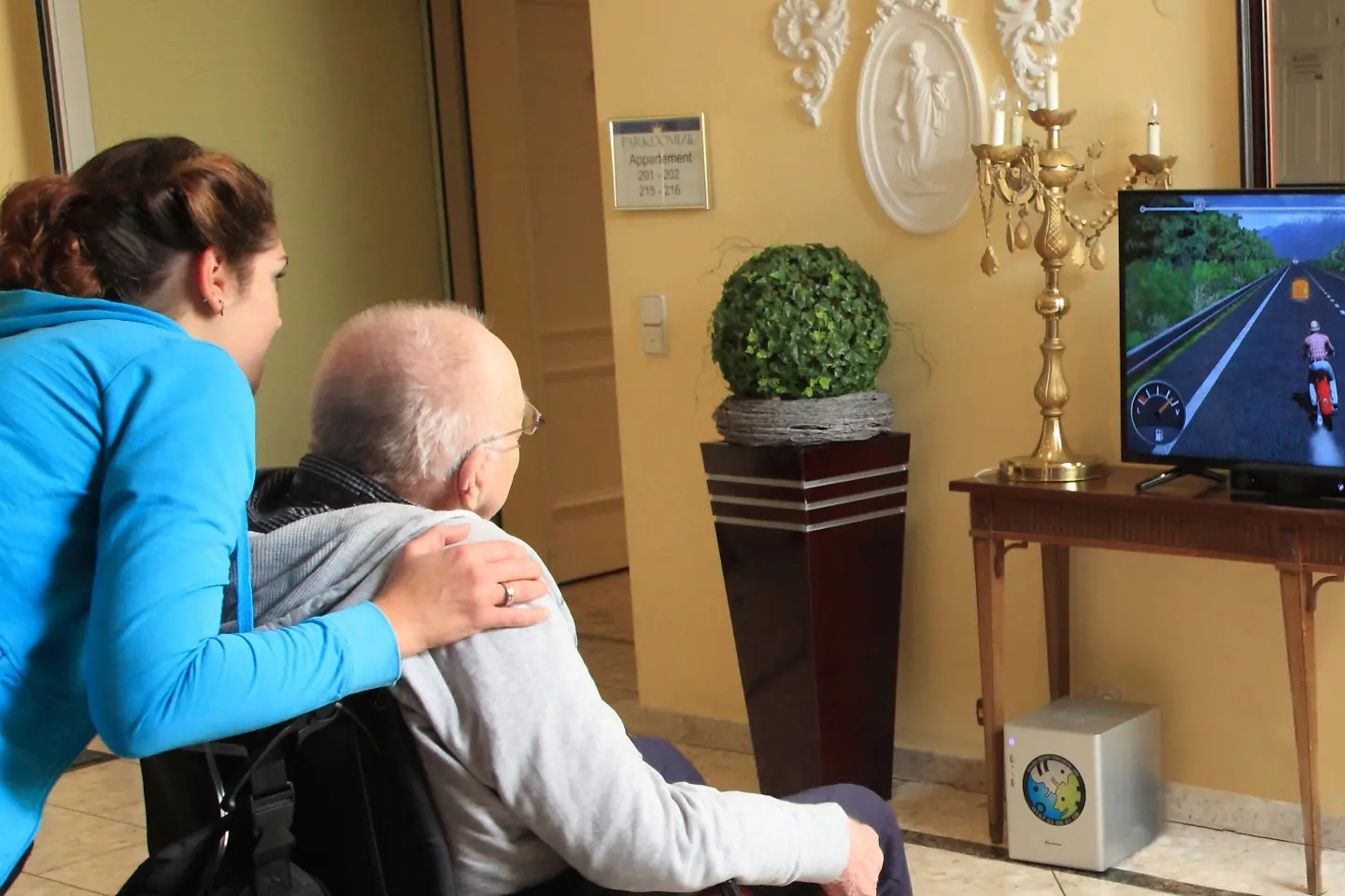 Älterer Herrr trainiert mit der Memore Box