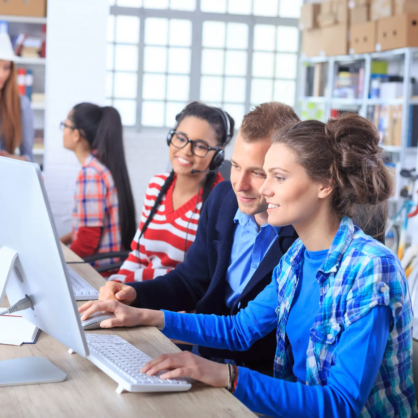 Junge Kollegen mit Computer in modernem Büro