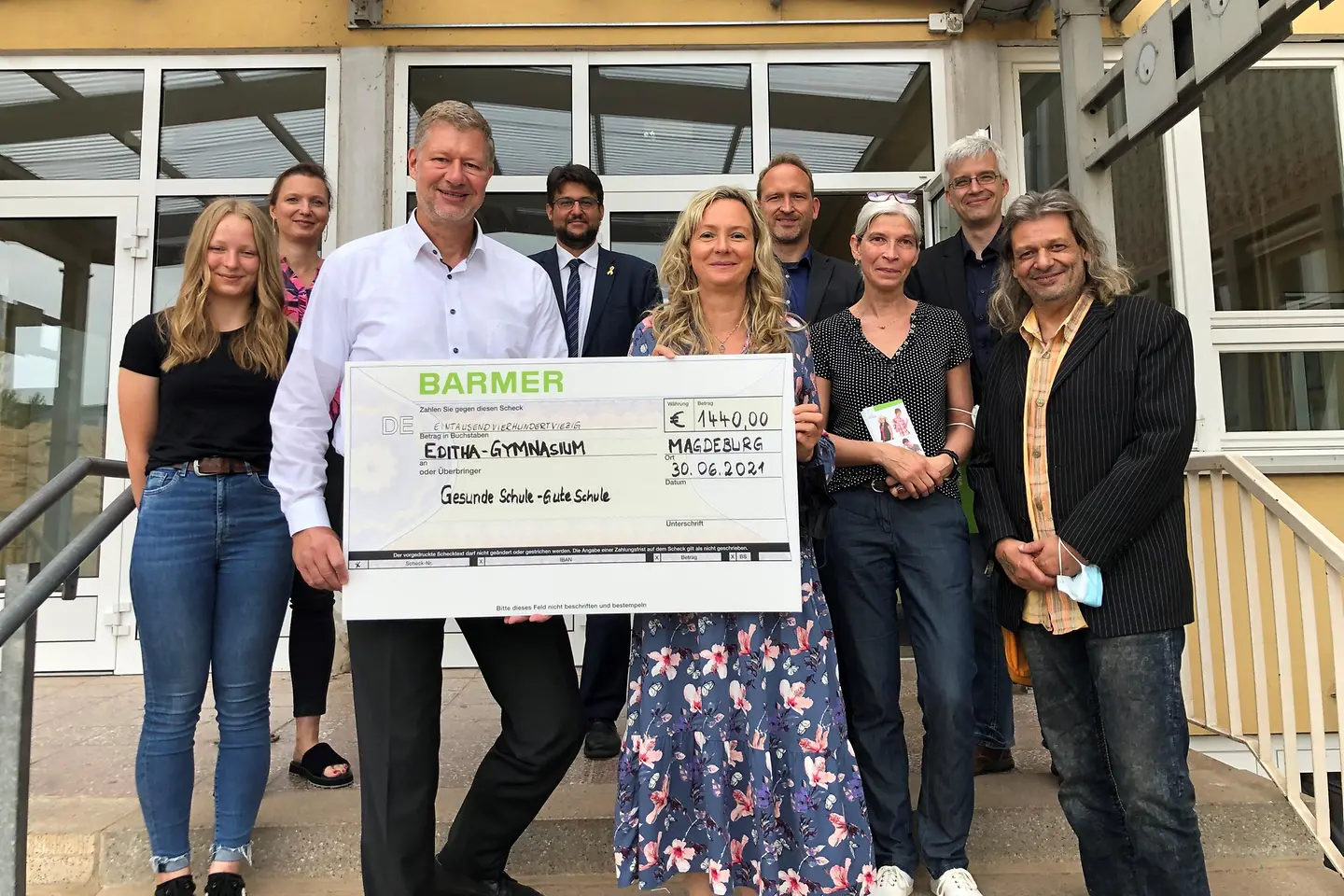 Barmer-Regionalgeschäftsführer Marco Reising übergibt einen Scheck in Höhe von 1440 Euro