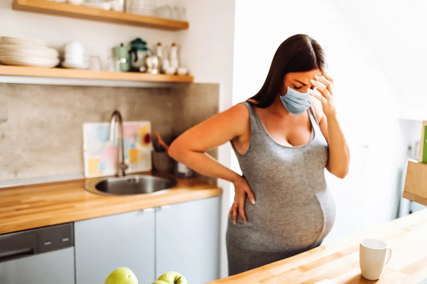 Eine schwangere Frau ist gestresst