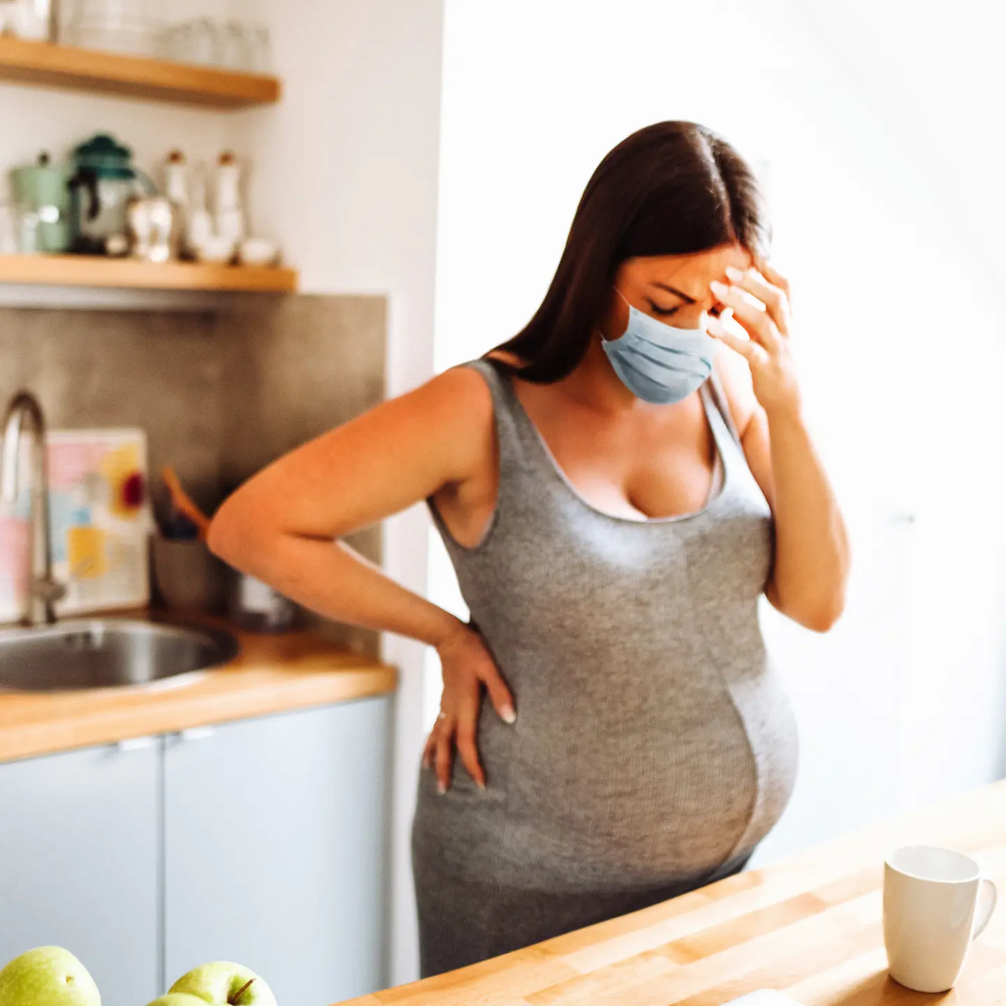 Eine schwangere Frau ist gestresst