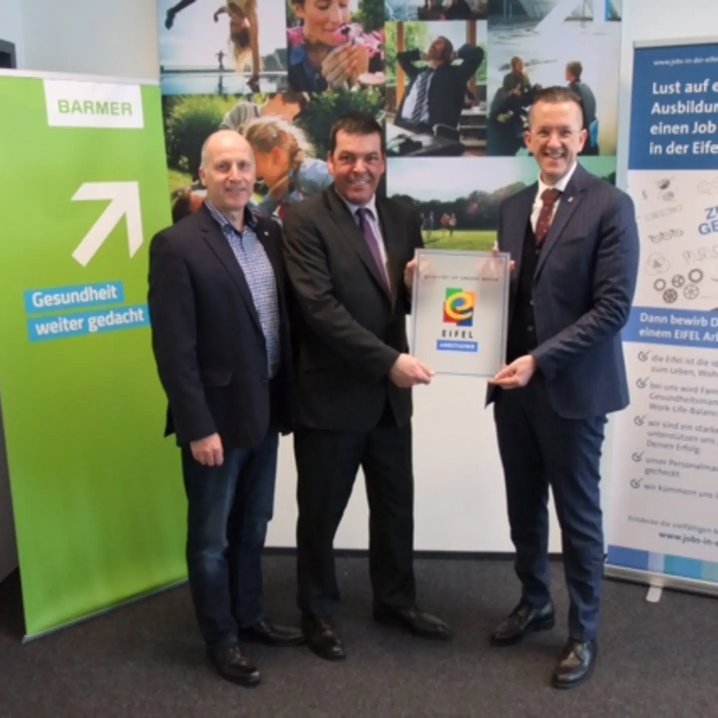 Markus Pfeifer übergibt im Beisein von Landrat Dr. Joachim Streit eine Mitgliedsplakette an Frank Schlöder.