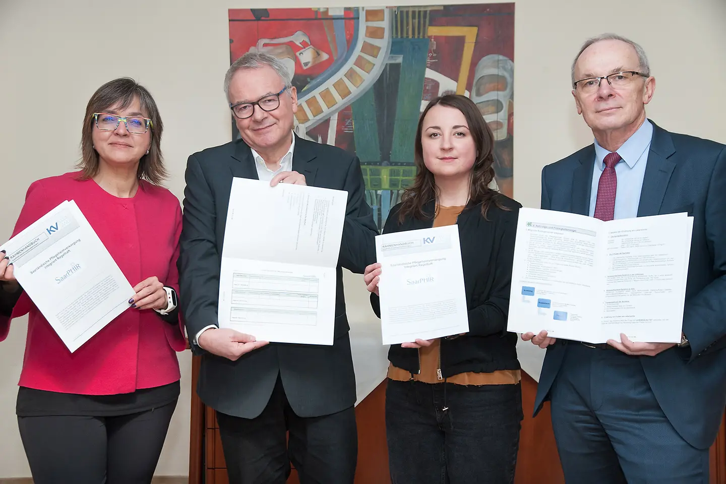 Vertreter des SaarPHIR-Projekts präsentieren das Rahmenhandbuch.