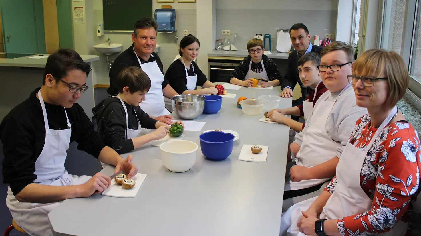 Die Lehrer bereiten mit Kindern der Pallotti-Schule gesunde Speisen zu