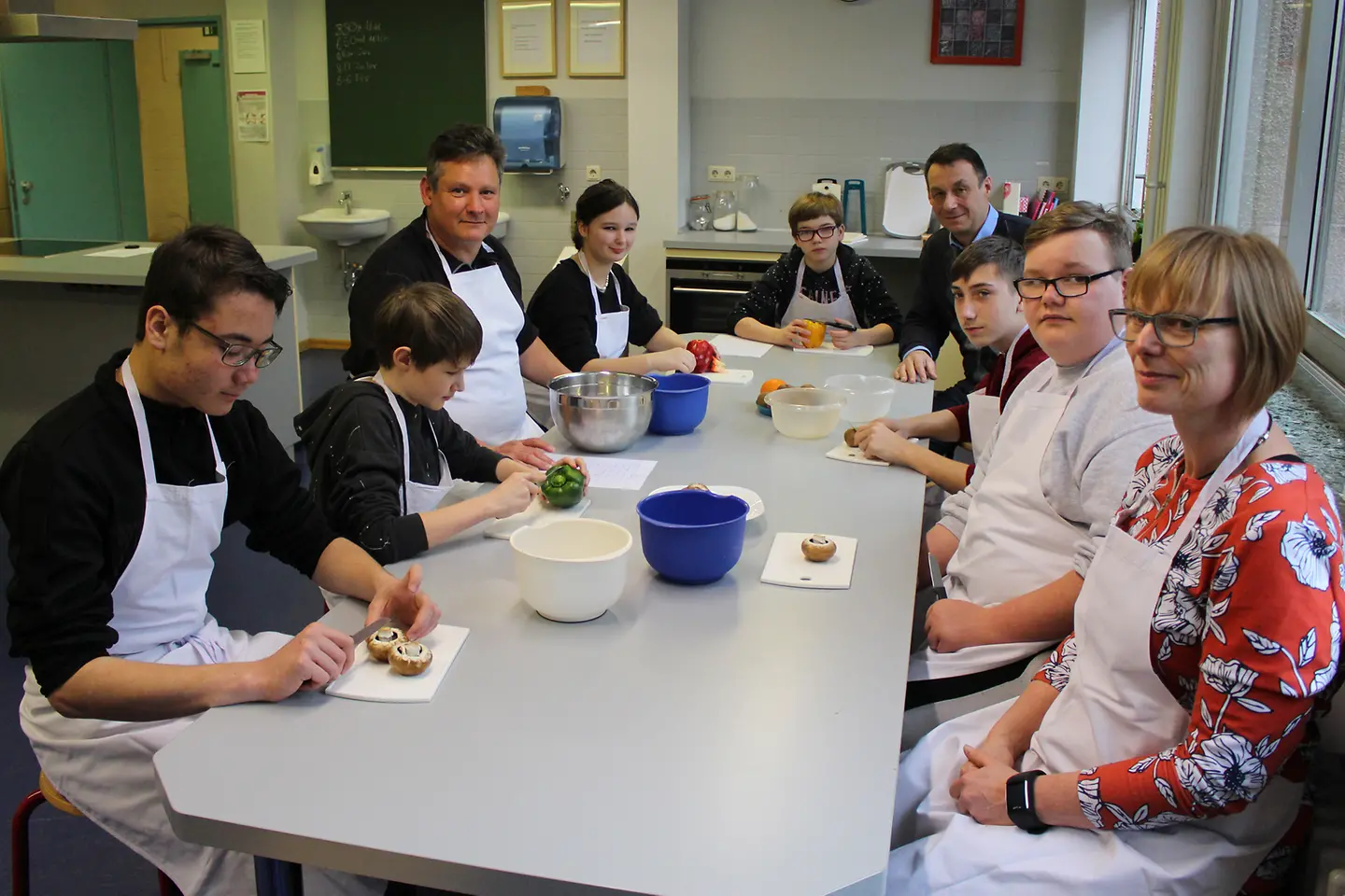 Die Lehrer bereiten mit Kindern der Pallotti-Schule gesunde Speisen zu