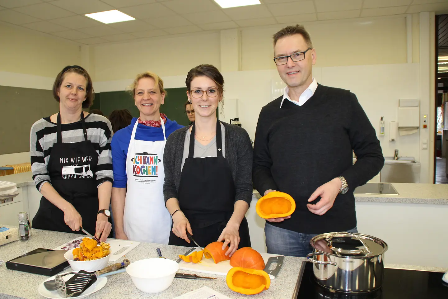 Teilnehmer der Genussbotschafterschulung schneiden Kürbisse.