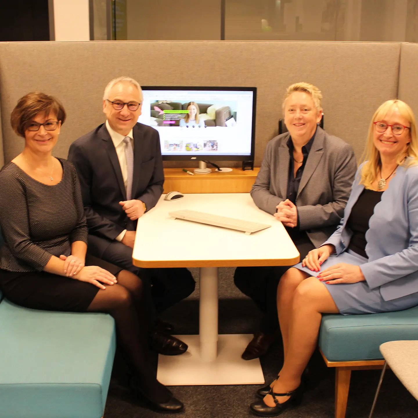 Bürgermeisterin und BARMER Mitarbeiter in der Geschäftsstelle