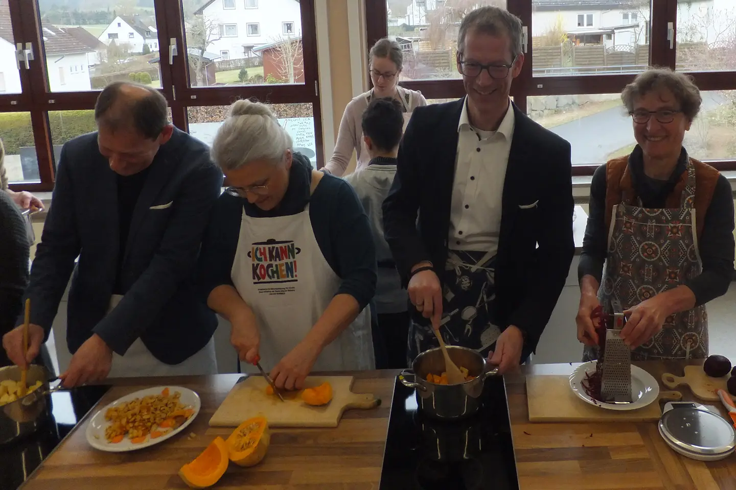 Ich kann kochen! Kelberg: Kursteilnehmer schneiden Gemüse
