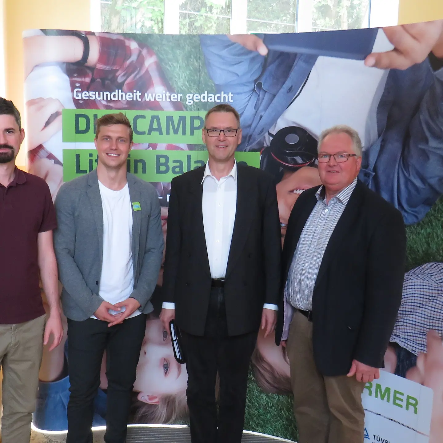 DIGI CAMP Kirn: Vertreter von Schule, BARMER und BG3000 stehen vor einer Wand.