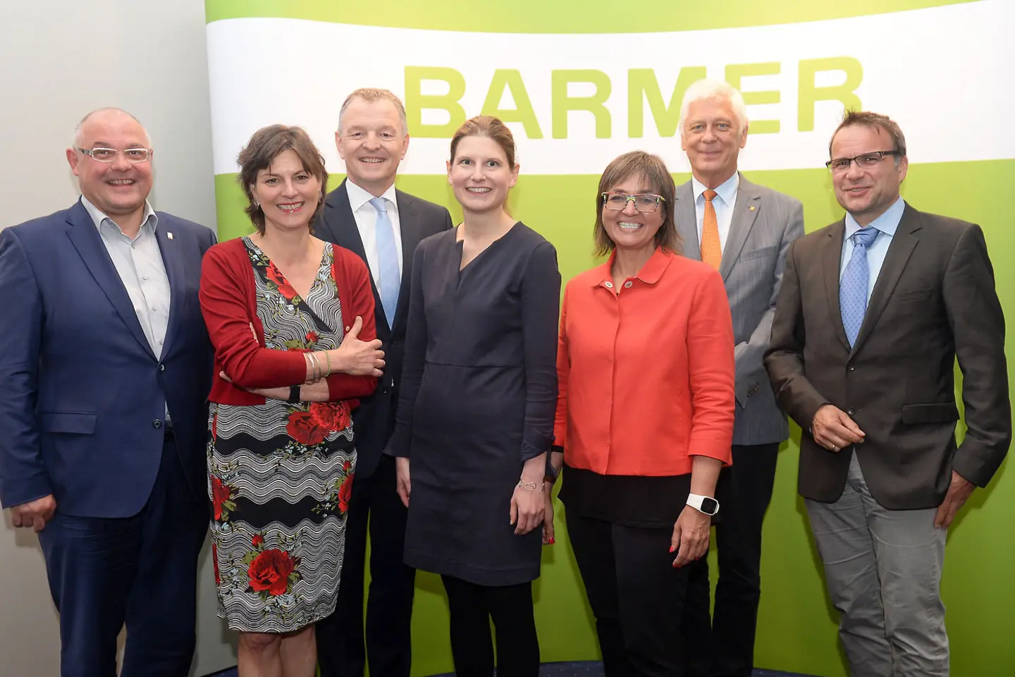 Diskutanten des Länderforums stehen vor einer Wand.