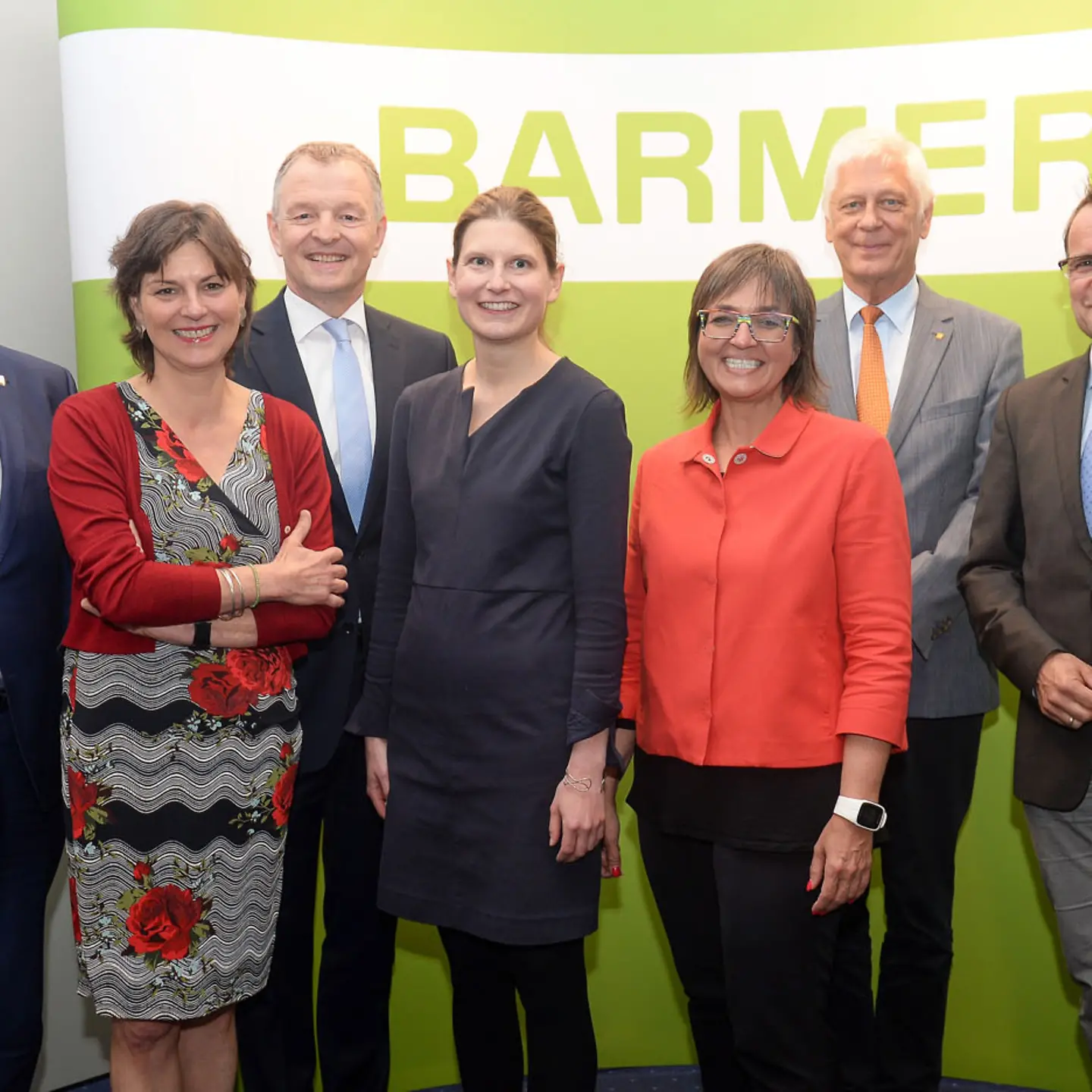 Diskutanten des Länderforums stehen vor einer Wand.