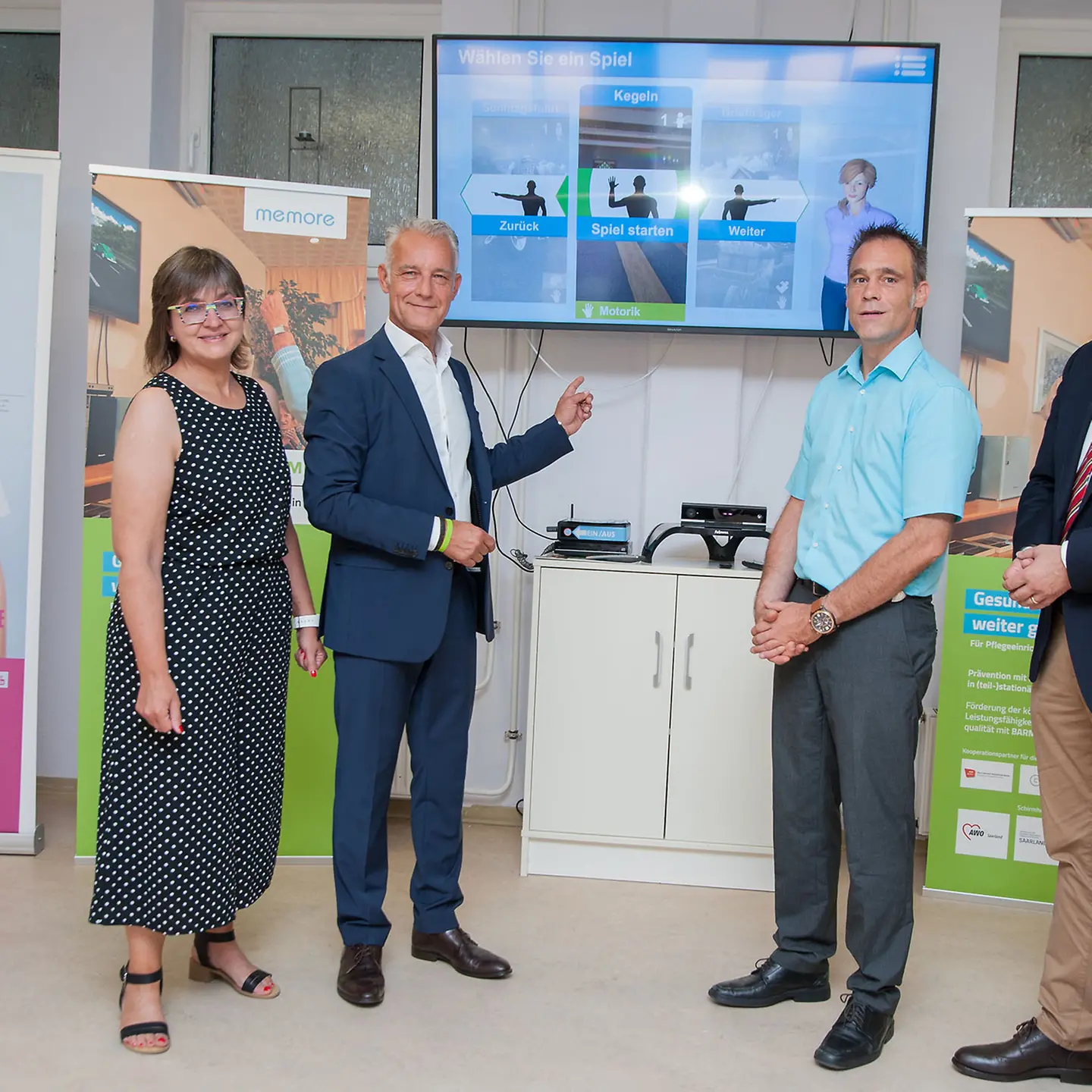 Projektverantwortliche, Ministeriumsvertreter und AWO-Mitarbeiter stehen vor der memoreBox.