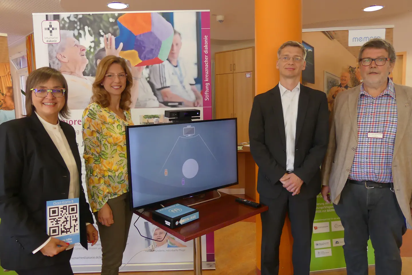 Dunja Kleis, Sabine Bätzing-Lichtenthäler, Diakon Michale Stahl und Steve Klapschuweit neben der MemoreBox.