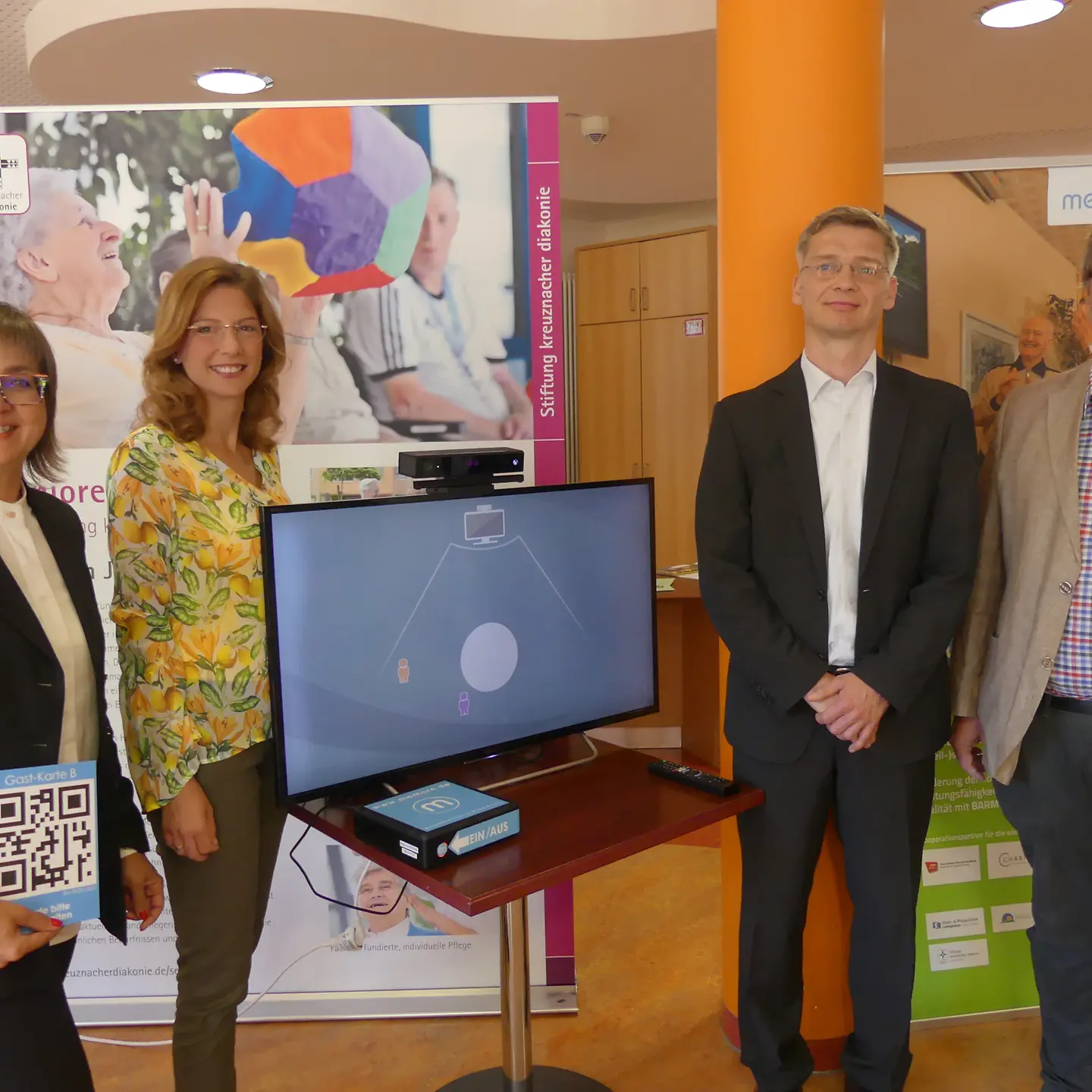 Dunja Kleis, Sabine Bätzing-Lichtenthäler, Diakon Michale Stahl und Steve Klapschuweit neben der MemoreBox.