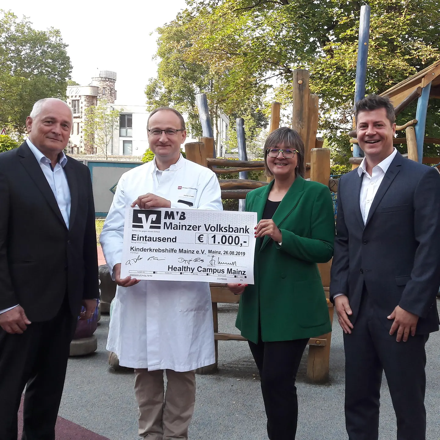 Vertreter von Healthy Campus Mainz überreichen einen Spendenscheck an die Kinderkrebshilfe.