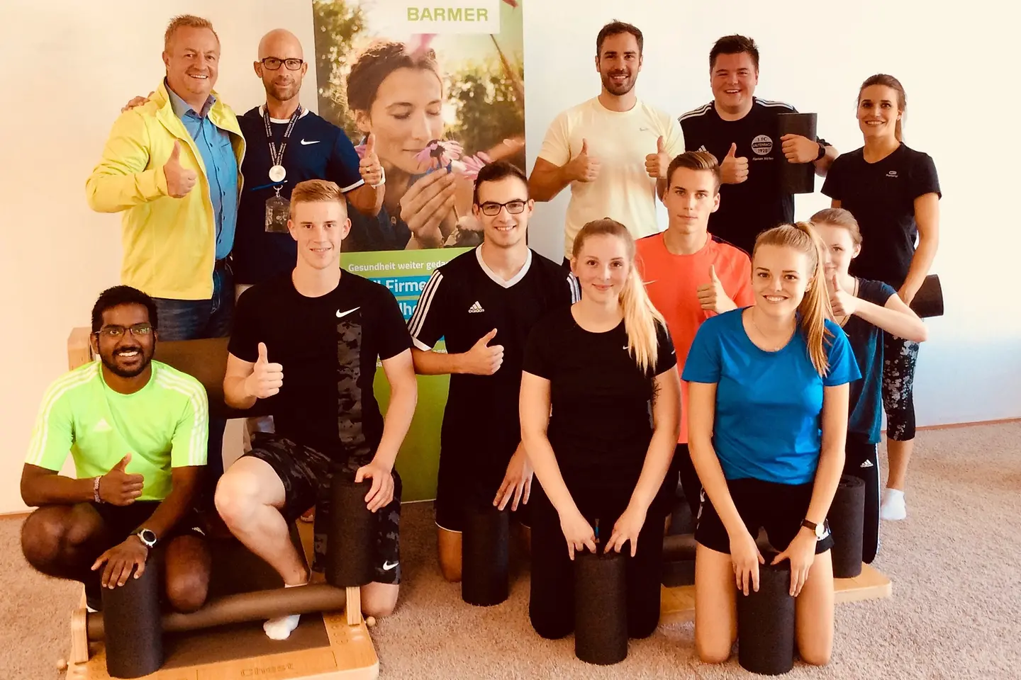 Azubis. Jörg Peter (BARMER) und die Ausbildungsleiterin der Kreissparkasse St. Wendel stehen vor einer Wand.