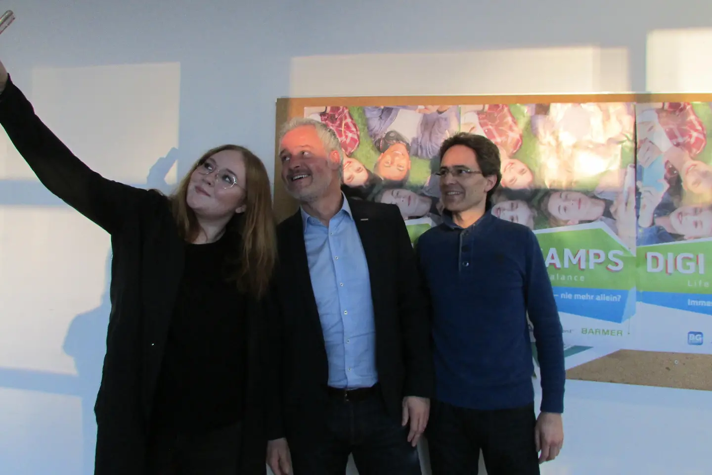 Sofie Kiefer (BG 3000), Volker Reithermann (BARMER), Johannes Thomas (Anne-Frank-Realschule Plus) machen ein Selfie.