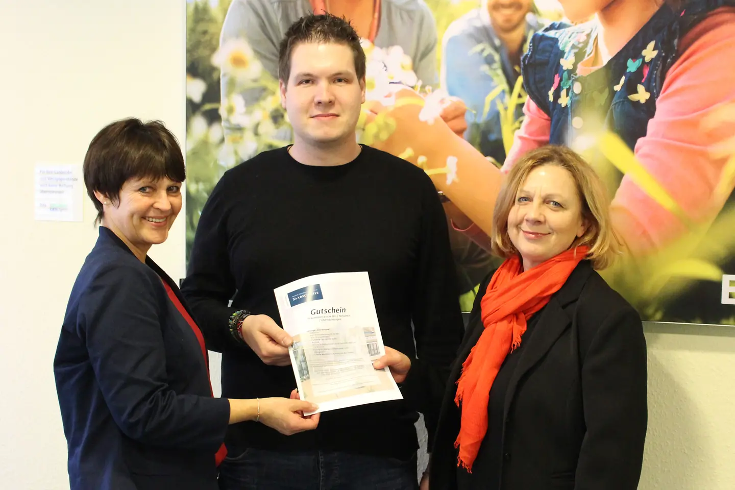 Gabi Paus und Elfi-Gül Hollweck übergeben einen Gutschein an den Deutschlandquiz-Gewinner.