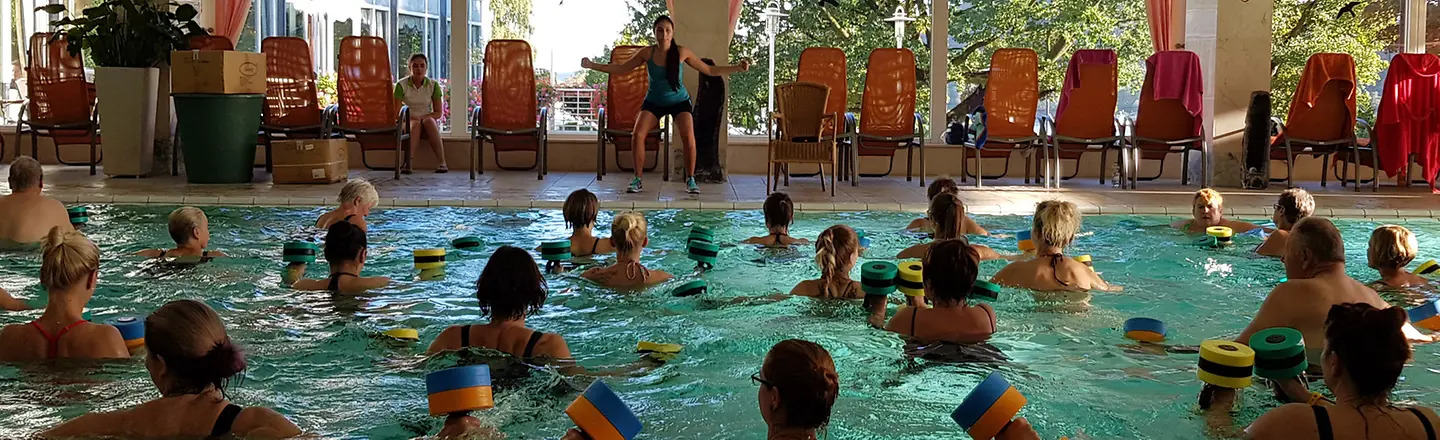 Arzthelferinnen bei der Aquagymnastik im Schwimmbecken