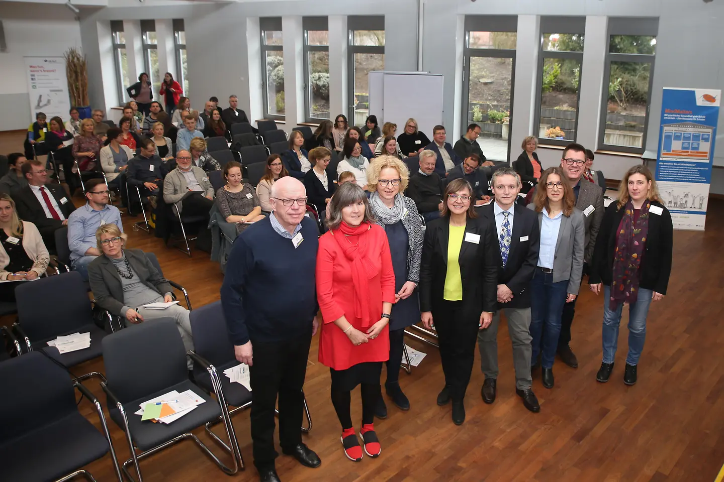Vertreter der MindMatters-Initiatoren haben sich vor dem Auditorium aufgestellt.