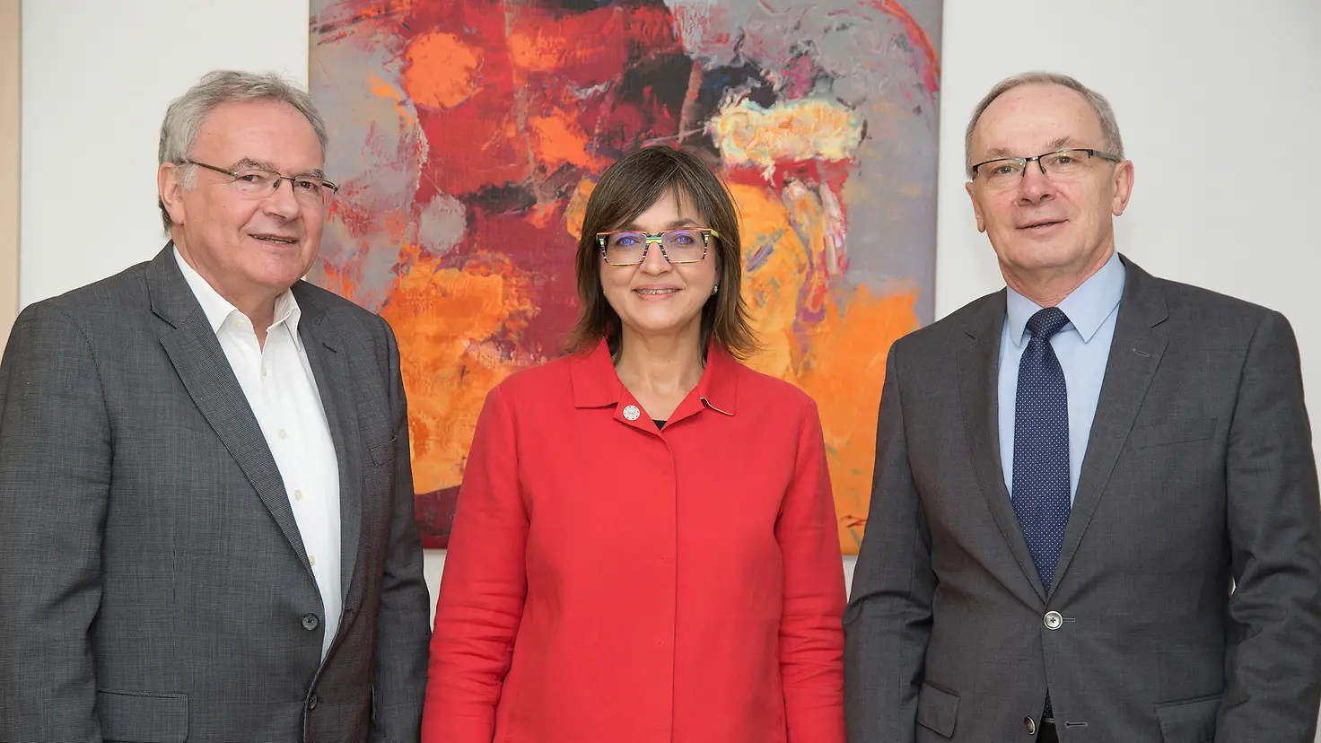 Wolfgang Kilian, Dunja Kleis und Dr. Joachim Meiser vor einer Wand.